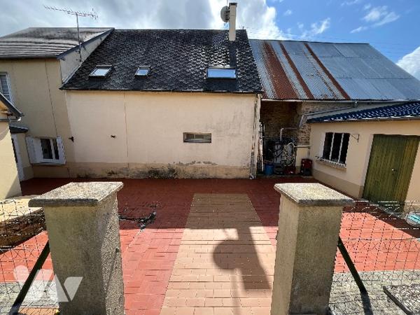 Maison de ville avec salle/salon, cuisine, chambre RDC.
2 chambres à l'étage. Grand terrain.