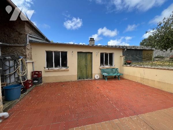 Maison de ville avec salle/salon, cuisine, chambre RDC.
2 chambres à l'étage. Grand terrain.