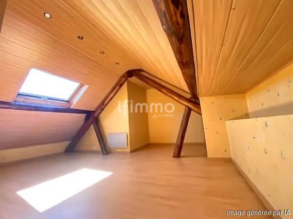 Appartement de type F4 en duplex avec balcon.