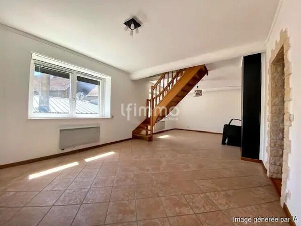 Appartement de type F4 en duplex avec balcon.