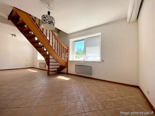 Appartement de type F4 en duplex avec balcon.