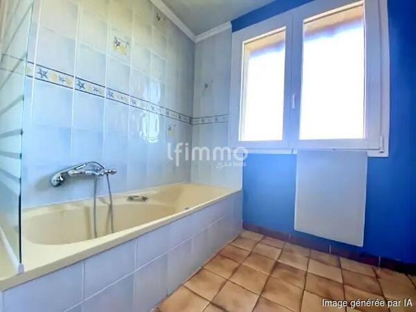 Appartement de type F4 en duplex avec balcon.