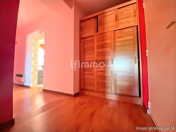 Appartement de type F4 en duplex avec balcon.