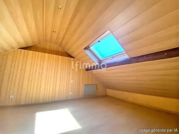 Appartement de type F4 en duplex avec balcon.