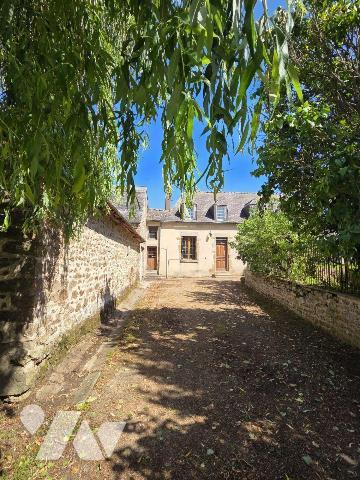 5 min. VILLAINES-LA-JUHEL (53), maison de bourg en pierres comprenant entrée ouvrant sur salon/...