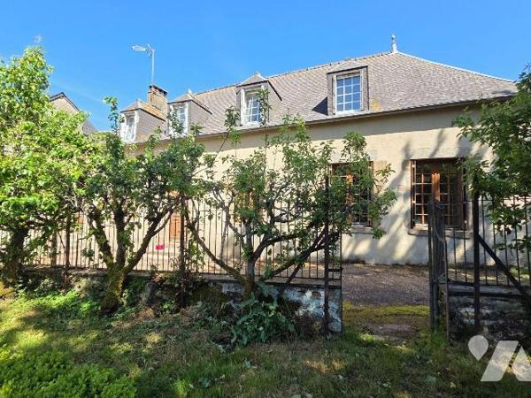 5 min. VILLAINES-LA-JUHEL (53), maison de bourg en pierres comprenant entrée ouvrant sur salon/...