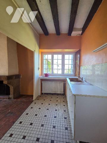 5 min. VILLAINES-LA-JUHEL (53), maison de bourg en pierres comprenant entrée ouvrant sur salon/...