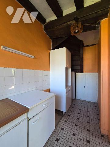 5 min. VILLAINES-LA-JUHEL (53), maison de bourg en pierres comprenant entrée ouvrant sur salon/...