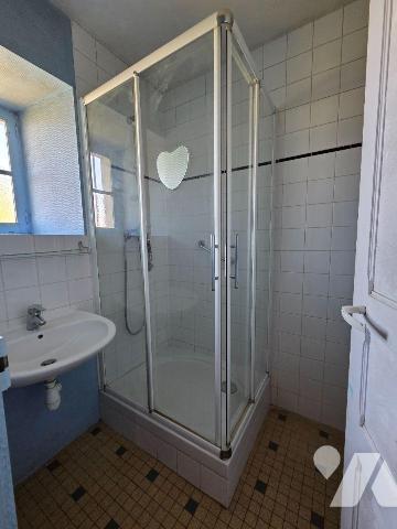 5 min. VILLAINES-LA-JUHEL (53), maison de bourg en pierres comprenant entrée ouvrant sur salon/...