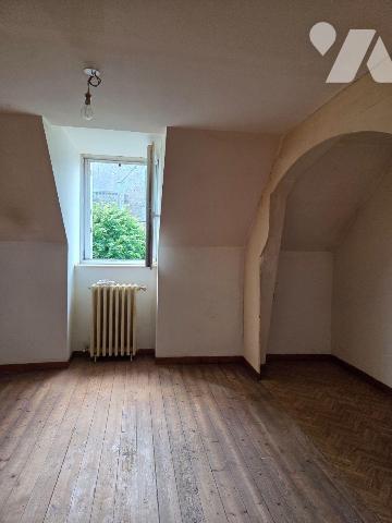 5 min. VILLAINES-LA-JUHEL (53), maison de bourg en pierres comprenant entrée ouvrant sur salon/...