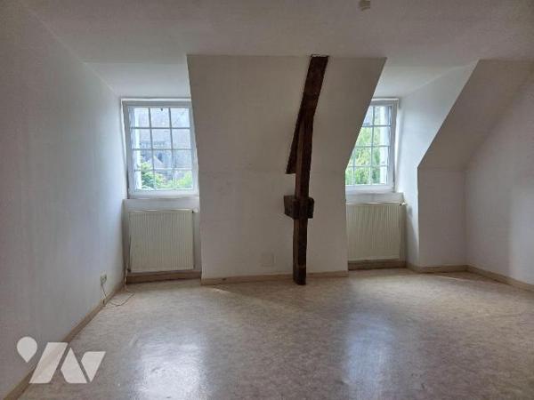 5 min. VILLAINES-LA-JUHEL (53), maison de bourg en pierres comprenant entrée ouvrant sur salon/...