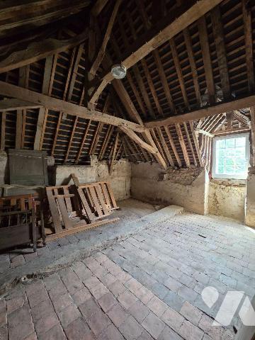 5 min. VILLAINES-LA-JUHEL (53), maison de bourg en pierres comprenant entrée ouvrant sur salon/...