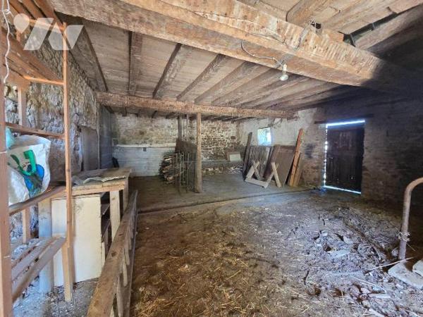 5 min. VILLAINES-LA-JUHEL (53), maison de bourg en pierres comprenant entrée ouvrant sur salon/...