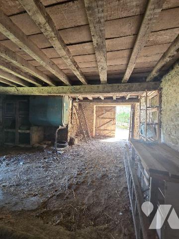 5 min. VILLAINES-LA-JUHEL (53), maison de bourg en pierres comprenant entrée ouvrant sur salon/...