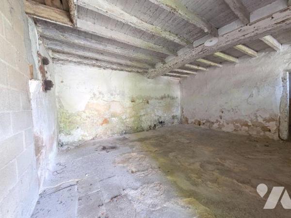 5 min. VILLAINES-LA-JUHEL (53), maison de bourg en pierres comprenant entrée ouvrant sur salon/...