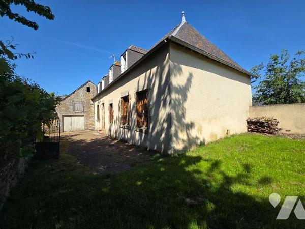 5 min. VILLAINES-LA-JUHEL (53), maison de bourg en pierres comprenant entrée ouvrant sur salon/...