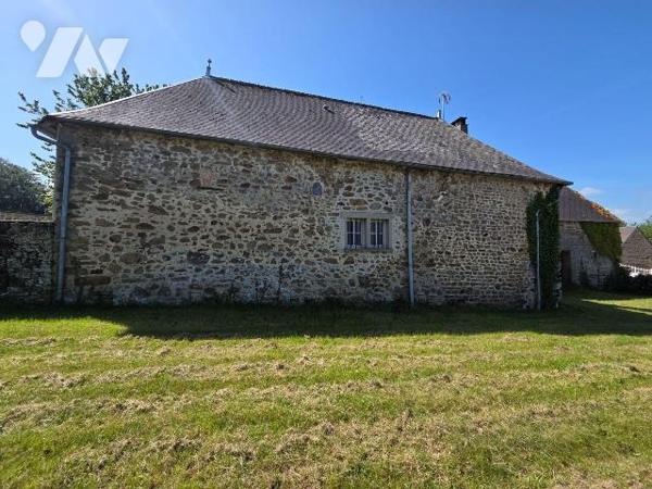5 min. VILLAINES-LA-JUHEL (53), maison de bourg en pierres comprenant entrée ouvrant sur salon/...