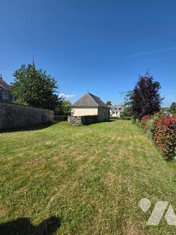 5 min. VILLAINES-LA-JUHEL (53), maison de bourg en pierres comprenant entrée ouvrant sur salon/...