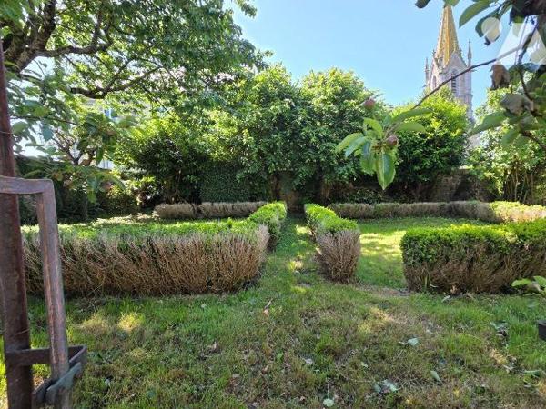 5 min. VILLAINES-LA-JUHEL (53), maison de bourg en pierres comprenant entrée ouvrant sur salon/...