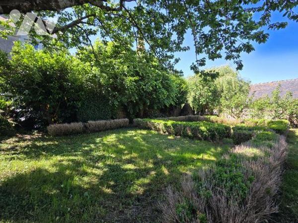 5 min. VILLAINES-LA-JUHEL (53), maison de bourg en pierres comprenant entrée ouvrant sur salon/...