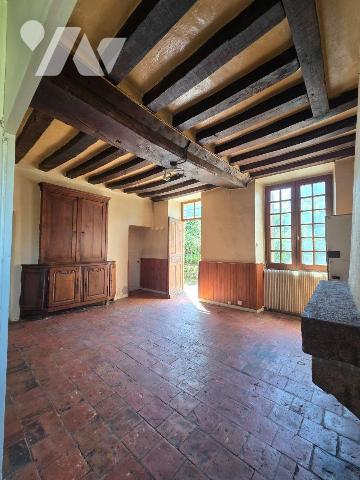 5 min. VILLAINES-LA-JUHEL (53), maison de bourg en pierres comprenant entrée ouvrant sur salon/...