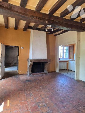 5 min. VILLAINES-LA-JUHEL (53), maison de bourg en pierres comprenant entrée ouvrant sur salon/...