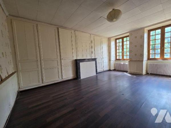 5 min. VILLAINES-LA-JUHEL (53), maison de bourg en pierres comprenant entrée ouvrant sur salon/...