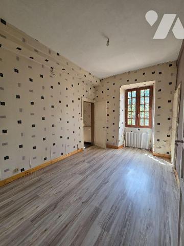 5 min. VILLAINES-LA-JUHEL (53), maison de bourg en pierres comprenant entrée ouvrant sur salon/...