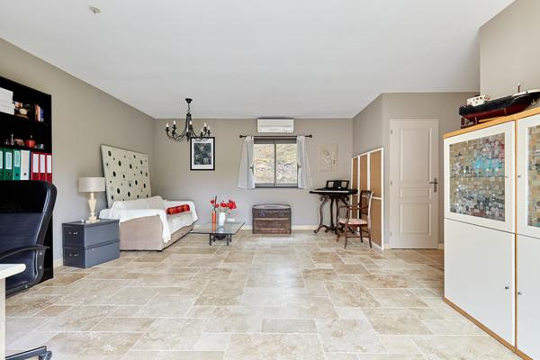 Propriété Rognes 5 pièces 144 m2 + dépendance 35m² + piscine