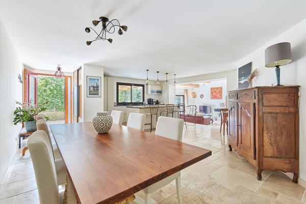 Propriété Rognes 5 pièces 144 m2 + dépendance 35m² + piscine