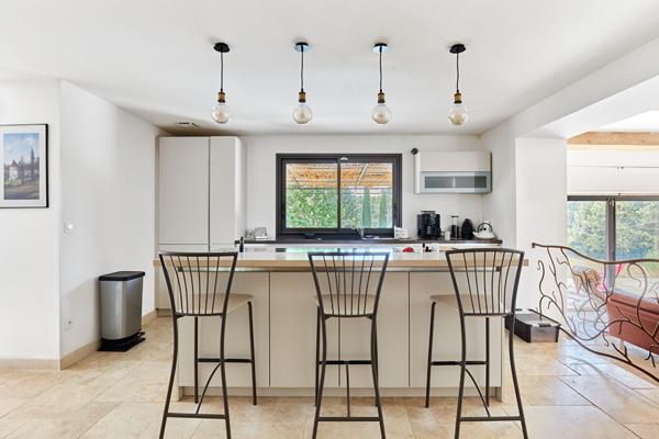 Propriété Rognes 5 pièces 144 m2 + dépendance 35m² + piscine