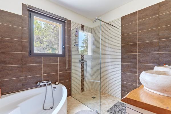 Propriété Rognes 5 pièces 144 m2 + dépendance 35m² + piscine