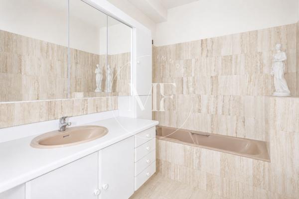 Appartement
         3 pièces
        - 82 m² 545 000 € *