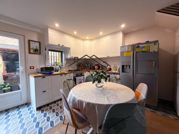 Maison
         4 pièces
        - 77 m² 330 000 € *