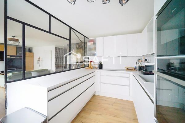 Duplex coup de cœur aux derniers étages avec terrasse, à deux pas du métro ligne 11