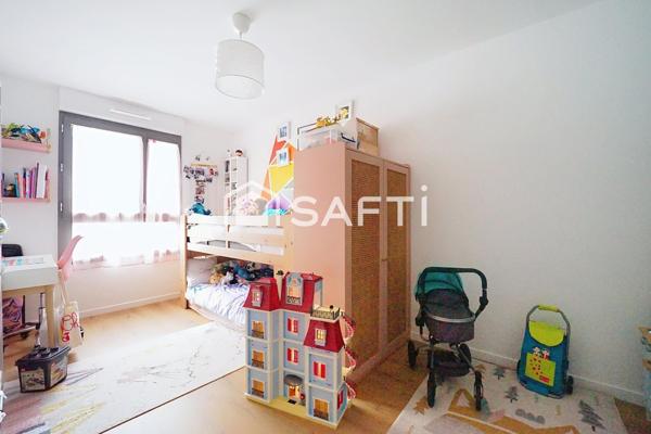 Duplex coup de cœur aux derniers étages avec terrasse, à deux pas du métro ligne 11