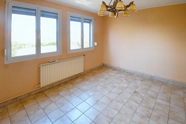 MAISON INDIVIDUELLE AU CALME – 3 CHAMBRES – GARAGE – TERRAIN 6 ARES