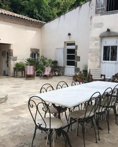 ÉLÉGANCE, HISTOIRE ET NATURE… UN DOMAINE D'EXCEPTION AU CŒUR DU LOT-ET-GARONNE

À seulement 45 minutes d'Agen, entre Bordeaux et Toulouse, se dévoile une propriété rare où le temps semble suspendu.

Au bout d'une majestueuse allée bordée de pins parasols, un parc de près de 4 hectares mêlant bois, prairie, vallon et source naturelle entoure un remarquable ensemble immobilier composé d'un logis du XVIIIᵉ siècle, d'un pavillon du XVIᵉ siècle et de nombreuses dépendances.

Dès l'entrée, le charme opère. Escalier monumental en pierre, cheminées d'époque, boiseries, parquets anciens, tomettes et volumes généreux témoignent du caractère authentique de cette demeure. Les pièces de réception baignées de lumière, la bibliothèque, les cuisines et les nombreuses chambres offrent un cadre de vie chaleureux et prestigieux.

Le pavillon indépendant, entièrement rénové, dispose de deux chambres avec salles d'eau privatives, d'une cuisine équipée, de beaux espaces de vie ainsi que d'un bureau installé dans une authentique tour en pierre. Un espace idéal pour accueillir famille, amis, une activité libérale ou développer un projet touristique.

Les anciennes écuries, le garage et les dépendances laissent entrevoir un potentiel remarquable pour la création de gîtes, d'espaces de réception ou d'un lieu dédié à l'événementiel.

De nombreux travaux structurels ont déjà été réalisés : réfection des toitures, micro-station récente, drainage périphérique, réseaux d'eau et d'électricité modernisés, permettant aux futurs propriétaires de poursuivre la rénovation dans les meilleures conditions.

Cette propriété séduira les passionnés de patrimoine en quête d'une résidence de caractère, mais aussi les investisseurs souhaitant développer une activité d'accueil haut de gamme, de chambres d'hôtes, de séminaires ou de mariages.

Un lieu chargé d'histoire, offrant un cadre naturel exceptionnel et un potentiel rare, où chaque pierre raconte plusieurs siècles d'histoire.

Une visite suffit pour comprendre que cette propriété ne ressemble à aucune autre.