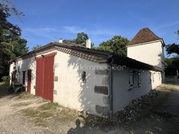 ÉLÉGANCE, HISTOIRE ET NATURE… UN DOMAINE D'EXCEPTION AU CŒUR DU LOT-ET-GARONNE

À seulement 45 minutes d'Agen, entre Bordeaux et Toulouse, se dévoile une propriété rare où le temps semble suspendu.

Au bout d'une majestueuse allée bordée de pins parasols, un parc de près de 4 hectares mêlant bois, prairie, vallon et source naturelle entoure un remarquable ensemble immobilier composé d'un logis du XVIIIᵉ siècle, d'un pavillon du XVIᵉ siècle et de nombreuses dépendances.

Dès l'entrée, le charme opère. Escalier monumental en pierre, cheminées d'époque, boiseries, parquets anciens, tomettes et volumes généreux témoignent du caractère authentique de cette demeure. Les pièces de réception baignées de lumière, la bibliothèque, les cuisines et les nombreuses chambres offrent un cadre de vie chaleureux et prestigieux.

Le pavillon indépendant, entièrement rénové, dispose de deux chambres avec salles d'eau privatives, d'une cuisine équipée, de beaux espaces de vie ainsi que d'un bureau installé dans une authentique tour en pierre. Un espace idéal pour accueillir famille, amis, une activité libérale ou développer un projet touristique.

Les anciennes écuries, le garage et les dépendances laissent entrevoir un potentiel remarquable pour la création de gîtes, d'espaces de réception ou d'un lieu dédié à l'événementiel.

De nombreux travaux structurels ont déjà été réalisés : réfection des toitures, micro-station récente, drainage périphérique, réseaux d'eau et d'électricité modernisés, permettant aux futurs propriétaires de poursuivre la rénovation dans les meilleures conditions.

Cette propriété séduira les passionnés de patrimoine en quête d'une résidence de caractère, mais aussi les investisseurs souhaitant développer une activité d'accueil haut de gamme, de chambres d'hôtes, de séminaires ou de mariages.

Un lieu chargé d'histoire, offrant un cadre naturel exceptionnel et un potentiel rare, où chaque pierre raconte plusieurs siècles d'histoire.

Une visite suffit pour comprendre que cette propriété ne ressemble à aucune autre.