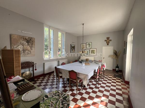 ÉLÉGANCE, HISTOIRE ET NATURE… UN DOMAINE D'EXCEPTION AU CŒUR DU LOT-ET-GARONNE

À seulement 45 minutes d'Agen, entre Bordeaux et Toulouse, se dévoile une propriété rare où le temps semble suspendu.

Au bout d'une majestueuse allée bordée de pins parasols, un parc de près de 4 hectares mêlant bois, prairie, vallon et source naturelle entoure un remarquable ensemble immobilier composé d'un logis du XVIIIᵉ siècle, d'un pavillon du XVIᵉ siècle et de nombreuses dépendances.

Dès l'entrée, le charme opère. Escalier monumental en pierre, cheminées d'époque, boiseries, parquets anciens, tomettes et volumes généreux témoignent du caractère authentique de cette demeure. Les pièces de réception baignées de lumière, la bibliothèque, les cuisines et les nombreuses chambres offrent un cadre de vie chaleureux et prestigieux.

Le pavillon indépendant, entièrement rénové, dispose de deux chambres avec salles d'eau privatives, d'une cuisine équipée, de beaux espaces de vie ainsi que d'un bureau installé dans une authentique tour en pierre. Un espace idéal pour accueillir famille, amis, une activité libérale ou développer un projet touristique.

Les anciennes écuries, le garage et les dépendances laissent entrevoir un potentiel remarquable pour la création de gîtes, d'espaces de réception ou d'un lieu dédié à l'événementiel.

De nombreux travaux structurels ont déjà été réalisés : réfection des toitures, micro-station récente, drainage périphérique, réseaux d'eau et d'électricité modernisés, permettant aux futurs propriétaires de poursuivre la rénovation dans les meilleures conditions.

Cette propriété séduira les passionnés de patrimoine en quête d'une résidence de caractère, mais aussi les investisseurs souhaitant développer une activité d'accueil haut de gamme, de chambres d'hôtes, de séminaires ou de mariages.

Un lieu chargé d'histoire, offrant un cadre naturel exceptionnel et un potentiel rare, où chaque pierre raconte plusieurs siècles d'histoire.

Une visite suffit pour comprendre que cette propriété ne ressemble à aucune autre.
