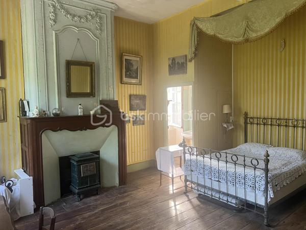 ÉLÉGANCE, HISTOIRE ET NATURE… UN DOMAINE D'EXCEPTION AU CŒUR DU LOT-ET-GARONNE

À seulement 45 minutes d'Agen, entre Bordeaux et Toulouse, se dévoile une propriété rare où le temps semble suspendu.

Au bout d'une majestueuse allée bordée de pins parasols, un parc de près de 4 hectares mêlant bois, prairie, vallon et source naturelle entoure un remarquable ensemble immobilier composé d'un logis du XVIIIᵉ siècle, d'un pavillon du XVIᵉ siècle et de nombreuses dépendances.

Dès l'entrée, le charme opère. Escalier monumental en pierre, cheminées d'époque, boiseries, parquets anciens, tomettes et volumes généreux témoignent du caractère authentique de cette demeure. Les pièces de réception baignées de lumière, la bibliothèque, les cuisines et les nombreuses chambres offrent un cadre de vie chaleureux et prestigieux.

Le pavillon indépendant, entièrement rénové, dispose de deux chambres avec salles d'eau privatives, d'une cuisine équipée, de beaux espaces de vie ainsi que d'un bureau installé dans une authentique tour en pierre. Un espace idéal pour accueillir famille, amis, une activité libérale ou développer un projet touristique.

Les anciennes écuries, le garage et les dépendances laissent entrevoir un potentiel remarquable pour la création de gîtes, d'espaces de réception ou d'un lieu dédié à l'événementiel.

De nombreux travaux structurels ont déjà été réalisés : réfection des toitures, micro-station récente, drainage périphérique, réseaux d'eau et d'électricité modernisés, permettant aux futurs propriétaires de poursuivre la rénovation dans les meilleures conditions.

Cette propriété séduira les passionnés de patrimoine en quête d'une résidence de caractère, mais aussi les investisseurs souhaitant développer une activité d'accueil haut de gamme, de chambres d'hôtes, de séminaires ou de mariages.

Un lieu chargé d'histoire, offrant un cadre naturel exceptionnel et un potentiel rare, où chaque pierre raconte plusieurs siècles d'histoire.

Une visite suffit pour comprendre que cette propriété ne ressemble à aucune autre.