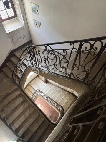 ÉLÉGANCE, HISTOIRE ET NATURE… UN DOMAINE D'EXCEPTION AU CŒUR DU LOT-ET-GARONNE

À seulement 45 minutes d'Agen, entre Bordeaux et Toulouse, se dévoile une propriété rare où le temps semble suspendu.

Au bout d'une majestueuse allée bordée de pins parasols, un parc de près de 4 hectares mêlant bois, prairie, vallon et source naturelle entoure un remarquable ensemble immobilier composé d'un logis du XVIIIᵉ siècle, d'un pavillon du XVIᵉ siècle et de nombreuses dépendances.

Dès l'entrée, le charme opère. Escalier monumental en pierre, cheminées d'époque, boiseries, parquets anciens, tomettes et volumes généreux témoignent du caractère authentique de cette demeure. Les pièces de réception baignées de lumière, la bibliothèque, les cuisines et les nombreuses chambres offrent un cadre de vie chaleureux et prestigieux.

Le pavillon indépendant, entièrement rénové, dispose de deux chambres avec salles d'eau privatives, d'une cuisine équipée, de beaux espaces de vie ainsi que d'un bureau installé dans une authentique tour en pierre. Un espace idéal pour accueillir famille, amis, une activité libérale ou développer un projet touristique.

Les anciennes écuries, le garage et les dépendances laissent entrevoir un potentiel remarquable pour la création de gîtes, d'espaces de réception ou d'un lieu dédié à l'événementiel.

De nombreux travaux structurels ont déjà été réalisés : réfection des toitures, micro-station récente, drainage périphérique, réseaux d'eau et d'électricité modernisés, permettant aux futurs propriétaires de poursuivre la rénovation dans les meilleures conditions.

Cette propriété séduira les passionnés de patrimoine en quête d'une résidence de caractère, mais aussi les investisseurs souhaitant développer une activité d'accueil haut de gamme, de chambres d'hôtes, de séminaires ou de mariages.

Un lieu chargé d'histoire, offrant un cadre naturel exceptionnel et un potentiel rare, où chaque pierre raconte plusieurs siècles d'histoire.

Une visite suffit pour comprendre que cette propriété ne ressemble à aucune autre.