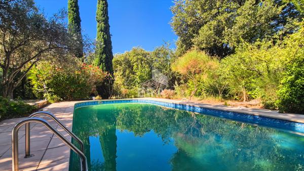 DOMAZAN - Maison 270 m2 5 chambres jardin de 3500 m2 avec piscine