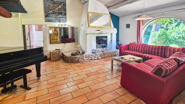 DOMAZAN - Maison 270 m2 5 chambres jardin de 3500 m2 avec piscine