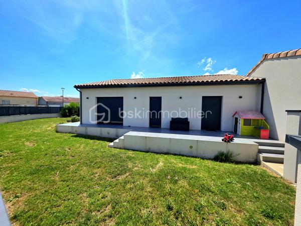 Mickaël GAUDISSARD vous propose cette villa RT 2012 de plain pied construite sur vide sanitaire en 2020.

Erigée sur une parcelle piscinable avec murs de clôtures de 450 m², vous disposez d'un stationnement privatif.
Découvrez cette prestation récente dans un lotissement calme et proche de toutes les commodités.

Elle se compose d'un espace entrée desservant la pièce de vie de 52 m² orientée Sud-Est pour une luminosité optimale avec ses 2 baies vitrées donnant accès aux terrasses Sud et Est, la cuisine équipée (four, micro-onde, lave vaisselle, plaque de cuisson, hotte aspirante) est ouverte sur le séjour et vous permet de profiter de moments conviviaux en famille ou entres amis, un cellier attenant fait également office de buanderie, vous y trouverez aussi un adoucisseur d'eau ainsi que le ballon thermo-dynamique pour l'eau chaude sanitaire.

L'espace nuit se compose de 3 chambres de 11.5 m², 13.6 m² et 15.5 m² dont 2 avec accès au patio de 24 m² orienté Nord-Ouest sans aucun vis a vis pour profiter de moments de détente au frais les jours de forte chaleur.
La salle d'eau se compose d'une douche italienne et d'un grand meuble vasque ainsi qu'un WC.

Le garage à été complètement aménagé en suite parentale de 24.2 m² avec sa salle d'eau privative et WC, vous disposez également d'un accès au patio et d'une baie vitrée  orientée Est, la suite parentale n'est pas déclarée en surface habitable.
Vous bénéficiez donc au total de 4 chambres dont 3 avec accès au patio, ou bien de 3 chambres et un bureau.

Afin d'optimiser votre confort, une pompe à chaleur alimente le système de climatisation réversible gainable, vous disposez du double vitrage avec chassis en aluminium et de volets roulants électriques.
Possibilité de réaliser un forage
Assainissement collectif
Pas de charges attenantes au lotissement, proximité voie ferrée.
Proche de toutes commodités, à 2 minutes à pieds de la zone commerciale de la croix d'or.
Taxe foncière : 1 300 € / An.

Info contact : Mickaël GAUDISSARD / 06 40 52 43 96.