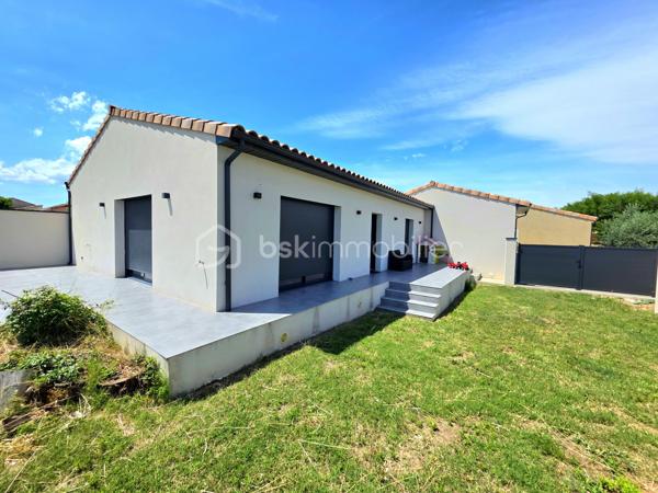 Mickaël GAUDISSARD vous propose cette villa RT 2012 de plain pied construite sur vide sanitaire en 2020.

Erigée sur une parcelle piscinable avec murs de clôtures de 450 m², vous disposez d'un stationnement privatif.
Découvrez cette prestation récente dans un lotissement calme et proche de toutes les commodités.

Elle se compose d'un espace entrée desservant la pièce de vie de 52 m² orientée Sud-Est pour une luminosité optimale avec ses 2 baies vitrées donnant accès aux terrasses Sud et Est, la cuisine équipée (four, micro-onde, lave vaisselle, plaque de cuisson, hotte aspirante) est ouverte sur le séjour et vous permet de profiter de moments conviviaux en famille ou entres amis, un cellier attenant fait également office de buanderie, vous y trouverez aussi un adoucisseur d'eau ainsi que le ballon thermo-dynamique pour l'eau chaude sanitaire.

L'espace nuit se compose de 3 chambres de 11.5 m², 13.6 m² et 15.5 m² dont 2 avec accès au patio de 24 m² orienté Nord-Ouest sans aucun vis a vis pour profiter de moments de détente au frais les jours de forte chaleur.
La salle d'eau se compose d'une douche italienne et d'un grand meuble vasque ainsi qu'un WC.

Le garage à été complètement aménagé en suite parentale de 24.2 m² avec sa salle d'eau privative et WC, vous disposez également d'un accès au patio et d'une baie vitrée  orientée Est, la suite parentale n'est pas déclarée en surface habitable.
Vous bénéficiez donc au total de 4 chambres dont 3 avec accès au patio, ou bien de 3 chambres et un bureau.

Afin d'optimiser votre confort, une pompe à chaleur alimente le système de climatisation réversible gainable, vous disposez du double vitrage avec chassis en aluminium et de volets roulants électriques.
Possibilité de réaliser un forage
Assainissement collectif
Pas de charges attenantes au lotissement, proximité voie ferrée.
Proche de toutes commodités, à 2 minutes à pieds de la zone commerciale de la croix d'or.
Taxe foncière : 1 300 € / An.

Info contact : Mickaël GAUDISSARD / 06 40 52 43 96.