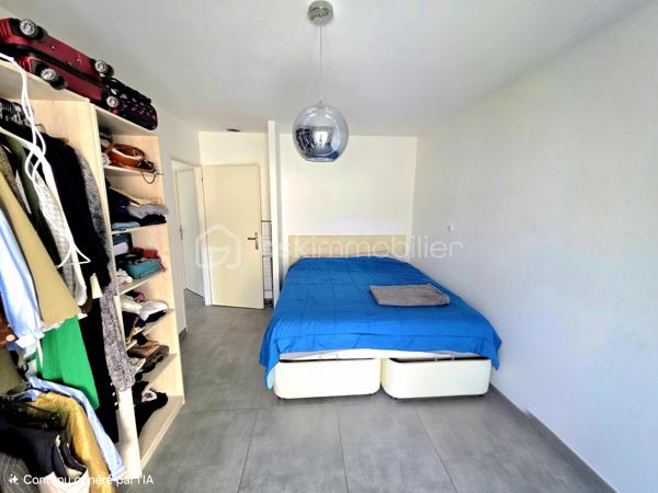 Mickaël GAUDISSARD vous propose cette villa RT 2012 de plain pied construite sur vide sanitaire en 2020.

Erigée sur une parcelle piscinable avec murs de clôtures de 450 m², vous disposez d'un stationnement privatif.
Découvrez cette prestation récente dans un lotissement calme et proche de toutes les commodités.

Elle se compose d'un espace entrée desservant la pièce de vie de 52 m² orientée Sud-Est pour une luminosité optimale avec ses 2 baies vitrées donnant accès aux terrasses Sud et Est, la cuisine équipée (four, micro-onde, lave vaisselle, plaque de cuisson, hotte aspirante) est ouverte sur le séjour et vous permet de profiter de moments conviviaux en famille ou entres amis, un cellier attenant fait également office de buanderie, vous y trouverez aussi un adoucisseur d'eau ainsi que le ballon thermo-dynamique pour l'eau chaude sanitaire.

L'espace nuit se compose de 3 chambres de 11.5 m², 13.6 m² et 15.5 m² dont 2 avec accès au patio de 24 m² orienté Nord-Ouest sans aucun vis a vis pour profiter de moments de détente au frais les jours de forte chaleur.
La salle d'eau se compose d'une douche italienne et d'un grand meuble vasque ainsi qu'un WC.

Le garage à été complètement aménagé en suite parentale de 24.2 m² avec sa salle d'eau privative et WC, vous disposez également d'un accès au patio et d'une baie vitrée  orientée Est, la suite parentale n'est pas déclarée en surface habitable.
Vous bénéficiez donc au total de 4 chambres dont 3 avec accès au patio, ou bien de 3 chambres et un bureau.

Afin d'optimiser votre confort, une pompe à chaleur alimente le système de climatisation réversible gainable, vous disposez du double vitrage avec chassis en aluminium et de volets roulants électriques.
Possibilité de réaliser un forage
Assainissement collectif
Pas de charges attenantes au lotissement, proximité voie ferrée.
Proche de toutes commodités, à 2 minutes à pieds de la zone commerciale de la croix d'or.
Taxe foncière : 1 300 € / An.

Info contact : Mickaël GAUDISSARD / 06 40 52 43 96.