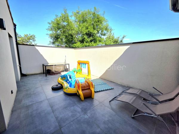 Mickaël GAUDISSARD vous propose cette villa RT 2012 de plain pied construite sur vide sanitaire en 2020.

Erigée sur une parcelle piscinable avec murs de clôtures de 450 m², vous disposez d'un stationnement privatif.
Découvrez cette prestation récente dans un lotissement calme et proche de toutes les commodités.

Elle se compose d'un espace entrée desservant la pièce de vie de 52 m² orientée Sud-Est pour une luminosité optimale avec ses 2 baies vitrées donnant accès aux terrasses Sud et Est, la cuisine équipée (four, micro-onde, lave vaisselle, plaque de cuisson, hotte aspirante) est ouverte sur le séjour et vous permet de profiter de moments conviviaux en famille ou entres amis, un cellier attenant fait également office de buanderie, vous y trouverez aussi un adoucisseur d'eau ainsi que le ballon thermo-dynamique pour l'eau chaude sanitaire.

L'espace nuit se compose de 3 chambres de 11.5 m², 13.6 m² et 15.5 m² dont 2 avec accès au patio de 24 m² orienté Nord-Ouest sans aucun vis a vis pour profiter de moments de détente au frais les jours de forte chaleur.
La salle d'eau se compose d'une douche italienne et d'un grand meuble vasque ainsi qu'un WC.

Le garage à été complètement aménagé en suite parentale de 24.2 m² avec sa salle d'eau privative et WC, vous disposez également d'un accès au patio et d'une baie vitrée  orientée Est, la suite parentale n'est pas déclarée en surface habitable.
Vous bénéficiez donc au total de 4 chambres dont 3 avec accès au patio, ou bien de 3 chambres et un bureau.

Afin d'optimiser votre confort, une pompe à chaleur alimente le système de climatisation réversible gainable, vous disposez du double vitrage avec chassis en aluminium et de volets roulants électriques.
Possibilité de réaliser un forage
Assainissement collectif
Pas de charges attenantes au lotissement, proximité voie ferrée.
Proche de toutes commodités, à 2 minutes à pieds de la zone commerciale de la croix d'or.
Taxe foncière : 1 300 € / An.

Info contact : Mickaël GAUDISSARD / 06 40 52 43 96.