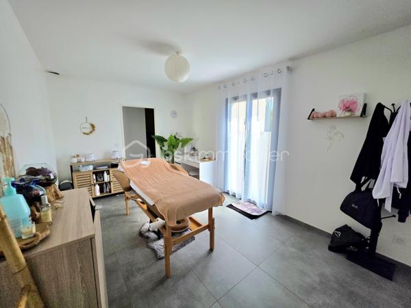 Mickaël GAUDISSARD vous propose cette villa RT 2012 de plain pied construite sur vide sanitaire en 2020.

Erigée sur une parcelle piscinable avec murs de clôtures de 450 m², vous disposez d'un stationnement privatif.
Découvrez cette prestation récente dans un lotissement calme et proche de toutes les commodités.

Elle se compose d'un espace entrée desservant la pièce de vie de 52 m² orientée Sud-Est pour une luminosité optimale avec ses 2 baies vitrées donnant accès aux terrasses Sud et Est, la cuisine équipée (four, micro-onde, lave vaisselle, plaque de cuisson, hotte aspirante) est ouverte sur le séjour et vous permet de profiter de moments conviviaux en famille ou entres amis, un cellier attenant fait également office de buanderie, vous y trouverez aussi un adoucisseur d'eau ainsi que le ballon thermo-dynamique pour l'eau chaude sanitaire.

L'espace nuit se compose de 3 chambres de 11.5 m², 13.6 m² et 15.5 m² dont 2 avec accès au patio de 24 m² orienté Nord-Ouest sans aucun vis a vis pour profiter de moments de détente au frais les jours de forte chaleur.
La salle d'eau se compose d'une douche italienne et d'un grand meuble vasque ainsi qu'un WC.

Le garage à été complètement aménagé en suite parentale de 24.2 m² avec sa salle d'eau privative et WC, vous disposez également d'un accès au patio et d'une baie vitrée  orientée Est, la suite parentale n'est pas déclarée en surface habitable.
Vous bénéficiez donc au total de 4 chambres dont 3 avec accès au patio, ou bien de 3 chambres et un bureau.

Afin d'optimiser votre confort, une pompe à chaleur alimente le système de climatisation réversible gainable, vous disposez du double vitrage avec chassis en aluminium et de volets roulants électriques.
Possibilité de réaliser un forage
Assainissement collectif
Pas de charges attenantes au lotissement, proximité voie ferrée.
Proche de toutes commodités, à 2 minutes à pieds de la zone commerciale de la croix d'or.
Taxe foncière : 1 300 € / An.

Info contact : Mickaël GAUDISSARD / 06 40 52 43 96.