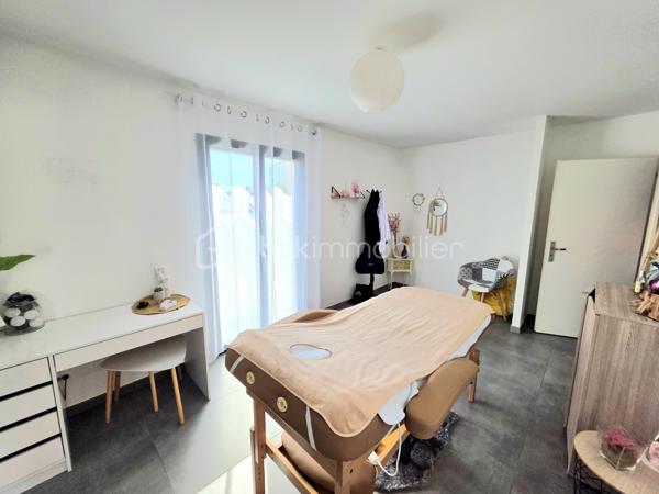 Mickaël GAUDISSARD vous propose cette villa RT 2012 de plain pied construite sur vide sanitaire en 2020.

Erigée sur une parcelle piscinable avec murs de clôtures de 450 m², vous disposez d'un stationnement privatif.
Découvrez cette prestation récente dans un lotissement calme et proche de toutes les commodités.

Elle se compose d'un espace entrée desservant la pièce de vie de 52 m² orientée Sud-Est pour une luminosité optimale avec ses 2 baies vitrées donnant accès aux terrasses Sud et Est, la cuisine équipée (four, micro-onde, lave vaisselle, plaque de cuisson, hotte aspirante) est ouverte sur le séjour et vous permet de profiter de moments conviviaux en famille ou entres amis, un cellier attenant fait également office de buanderie, vous y trouverez aussi un adoucisseur d'eau ainsi que le ballon thermo-dynamique pour l'eau chaude sanitaire.

L'espace nuit se compose de 3 chambres de 11.5 m², 13.6 m² et 15.5 m² dont 2 avec accès au patio de 24 m² orienté Nord-Ouest sans aucun vis a vis pour profiter de moments de détente au frais les jours de forte chaleur.
La salle d'eau se compose d'une douche italienne et d'un grand meuble vasque ainsi qu'un WC.

Le garage à été complètement aménagé en suite parentale de 24.2 m² avec sa salle d'eau privative et WC, vous disposez également d'un accès au patio et d'une baie vitrée  orientée Est, la suite parentale n'est pas déclarée en surface habitable.
Vous bénéficiez donc au total de 4 chambres dont 3 avec accès au patio, ou bien de 3 chambres et un bureau.

Afin d'optimiser votre confort, une pompe à chaleur alimente le système de climatisation réversible gainable, vous disposez du double vitrage avec chassis en aluminium et de volets roulants électriques.
Possibilité de réaliser un forage
Assainissement collectif
Pas de charges attenantes au lotissement, proximité voie ferrée.
Proche de toutes commodités, à 2 minutes à pieds de la zone commerciale de la croix d'or.
Taxe foncière : 1 300 € / An.

Info contact : Mickaël GAUDISSARD / 06 40 52 43 96.